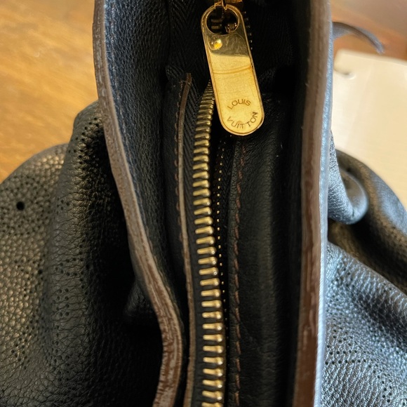 Louis Vuitton Mahina hobo bag. - Picture 7 of 11